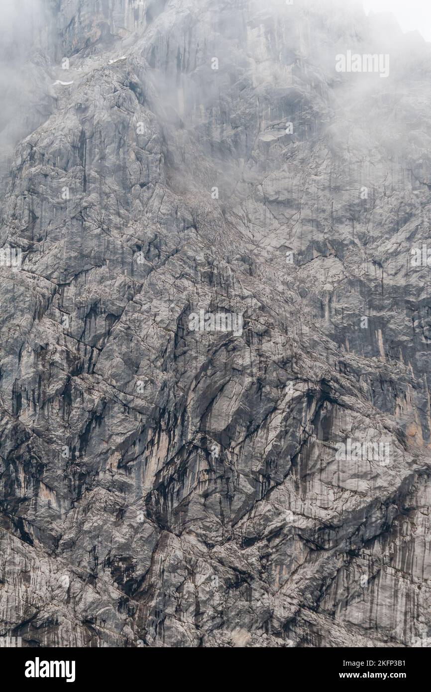 Mountain Wall - Struktur einer Felswand in den Bergen mit Wolken Stockfoto