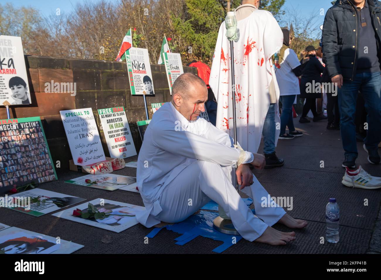 Glasgow, Schottland, Großbritannien. 19.. November 2022: Aktivisten marschieren durch die Straßen der Stadt vom Kelvingrove Park nach Glasgow Green, um gegen Menschenrechtsverletzungen durch das Regime im Iran zu protestieren. Die Demonstranten wollten ihre Unterstützung für Mahsa Amini zeigen, der von der Moralpolizei festgenommen wurde und nach seiner Verhaftung starb, weil er den Hijab zu Unrecht getragen hatte. Kredit: Skully/Alamy Live Nachrichten Stockfoto