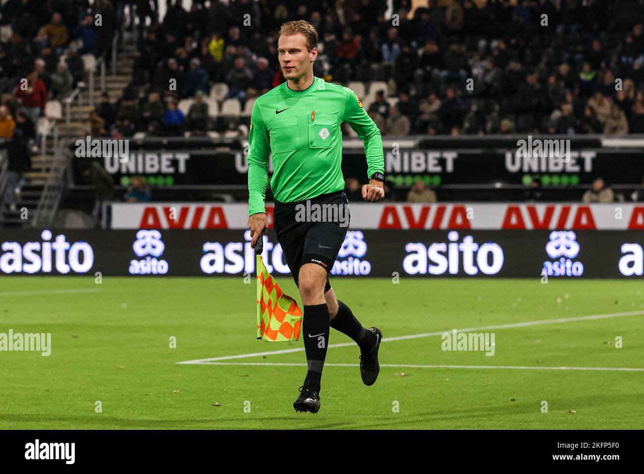 ALMELO, NIEDERLANDE - 19. NOVEMBER: Assistenzschiedsrichter Sjoerd Nanninga während des niederländischen Keukenkampioendivisie-Spiels zwischen Heracles Almelo und TOP Oss bei Erve Asito am 19. November 2022 in Almelo, Niederlande (Foto: Marcel ter Bals/Orange Picles) Stockfoto