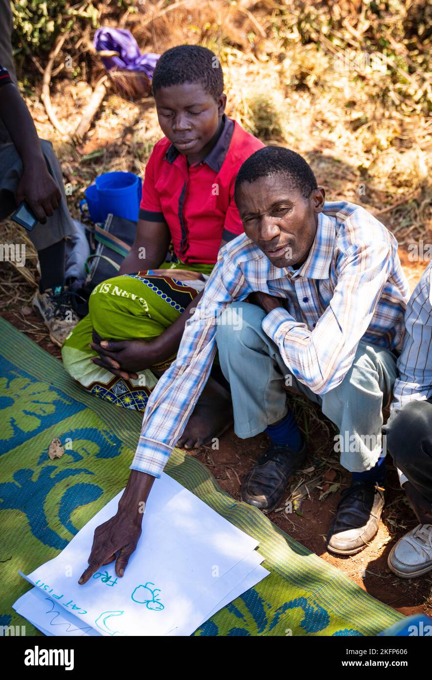 Zwei Bauern in Malawi beteiligen sich an einer partizipativen Lern- und Aktionsdiskussion über ihre Existenzgrundlagen; Teil eines Forschungsprojekts im Hochschulbereich Stockfoto