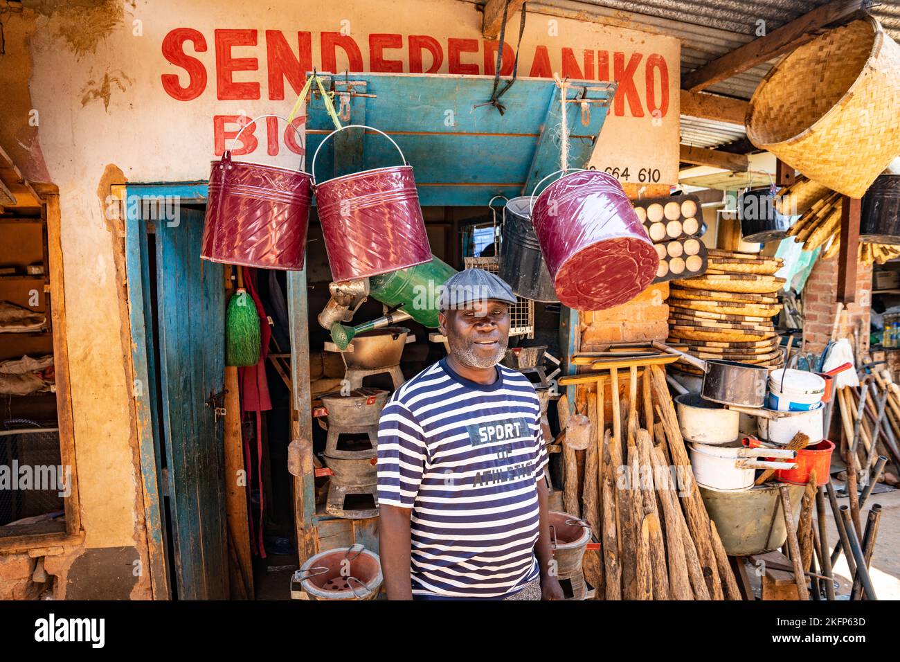 Ein Mann steht vor seinem Eisenwarenladen in Mzuzu Markt, Malawi Stockfoto