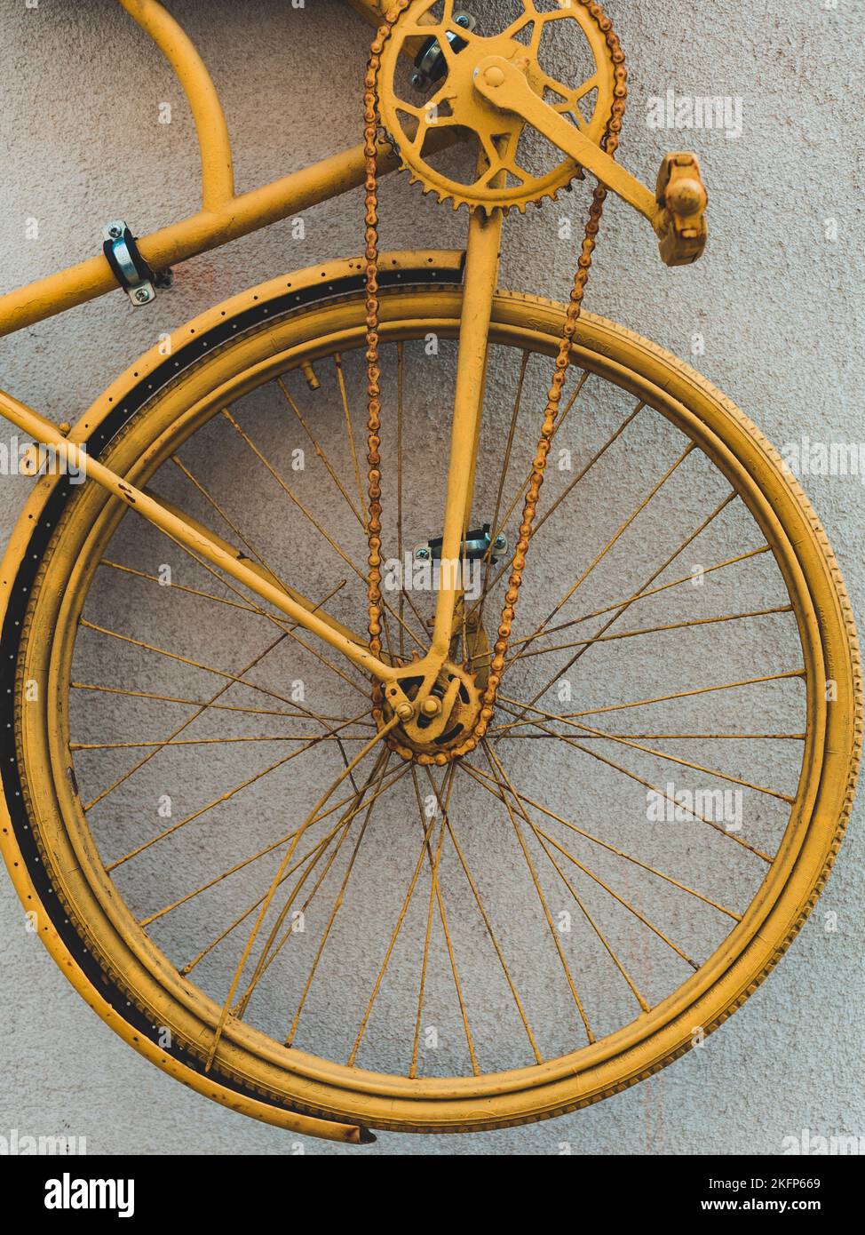 Gelbes Fahrrad an der Wand Stockfoto