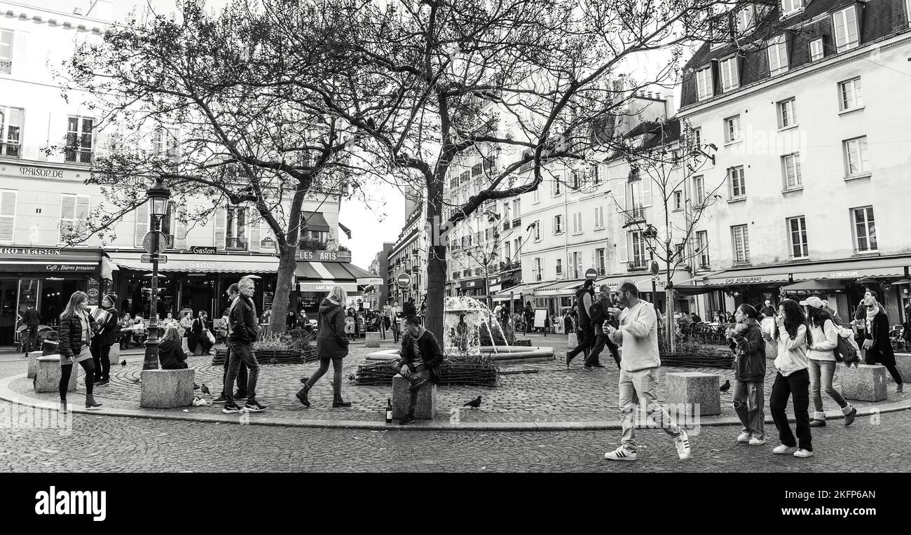 Paris, Frankreich - 13. November 20212: Pariser und Touristen flanieren, sitzen auf Terrassen von Cafés und haben eine gute Zeit am Contrescarpe Platz. Schwarz-weiß Stockfoto