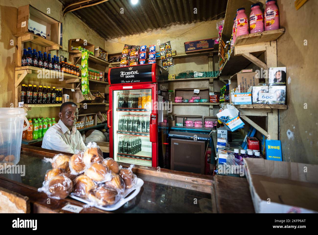 Ein Ladenbesitzer in einem kleinen Laden in Mzuzu, Malawi. Stockfoto