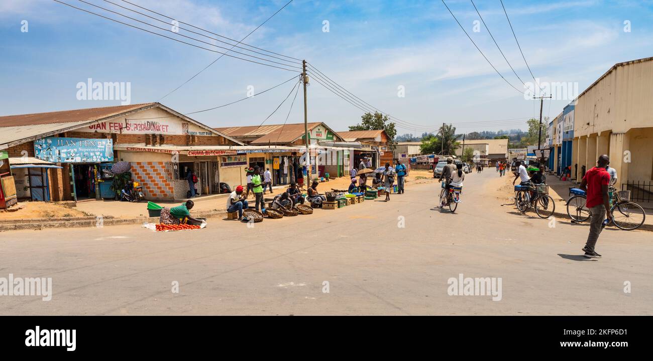Menschen, die Produkte am Straßenrand im Zentrum der Stadt Mzuzu im Norden Malawis verkaufen Stockfoto