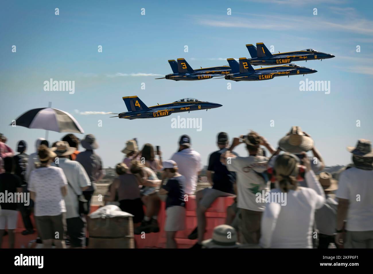 Die US Navy Blue Angels starten zu ihrem Auftritt auf der Miramar Airshow 2022 in San Diego, Kalifornien. Stockfoto