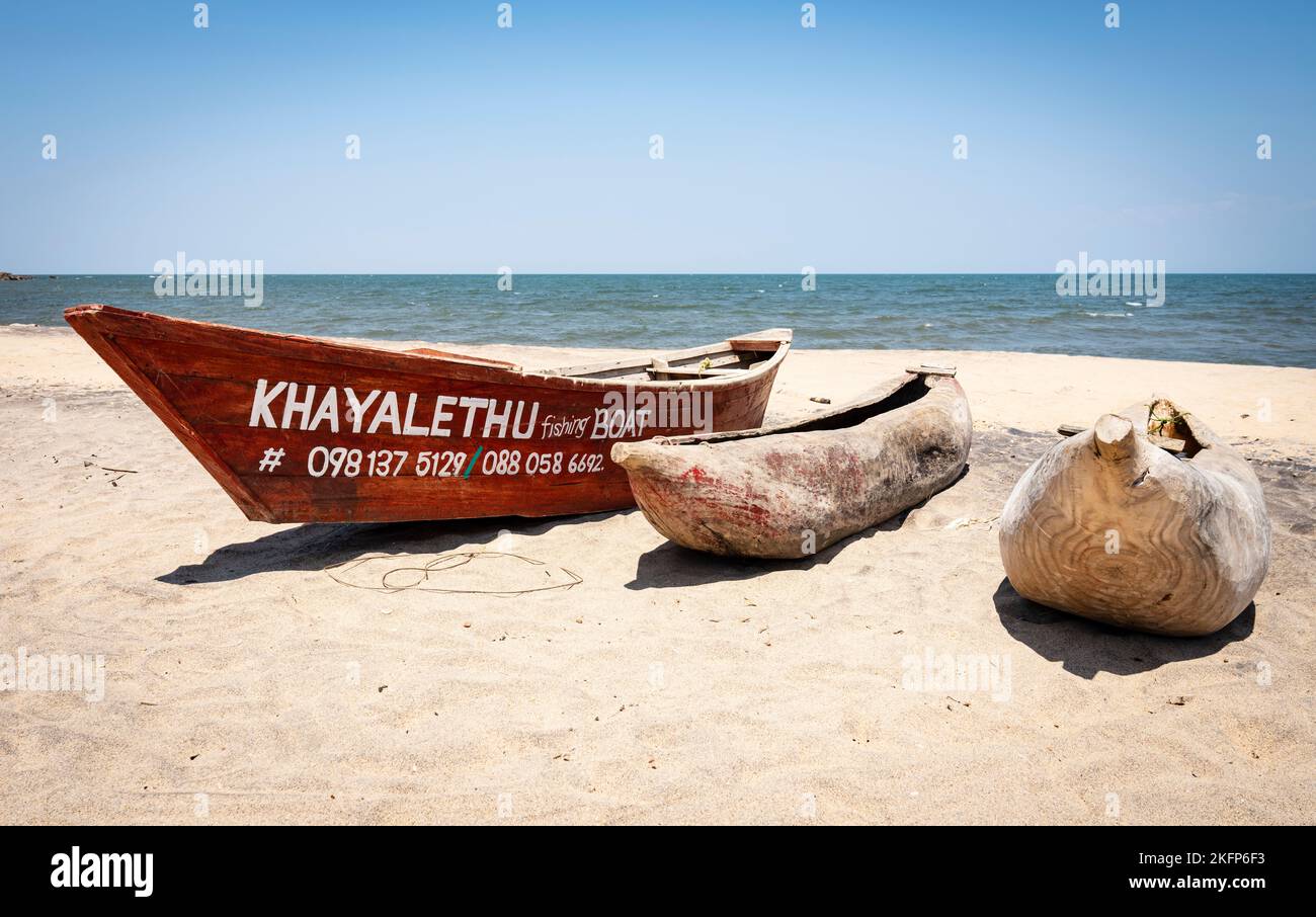 Fischerboot am Ufer des Lake Malawi, in der Nähe von Nkhotakota Stockfoto