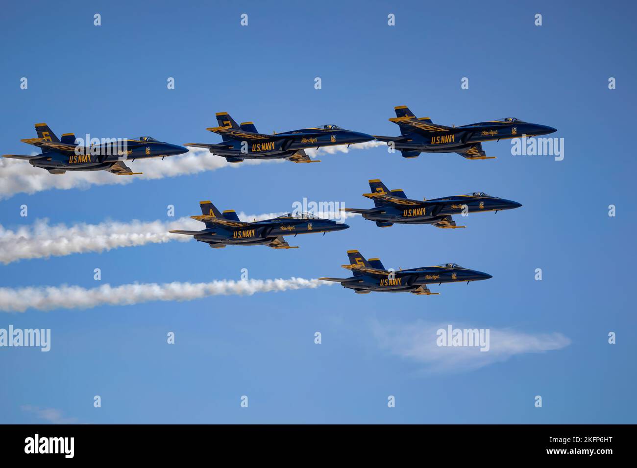 Die US Navy Blue Angels treten mit Smoke On auf der Miramar Airshow 2022 in San Diego, Kalifornien, auf. Stockfoto