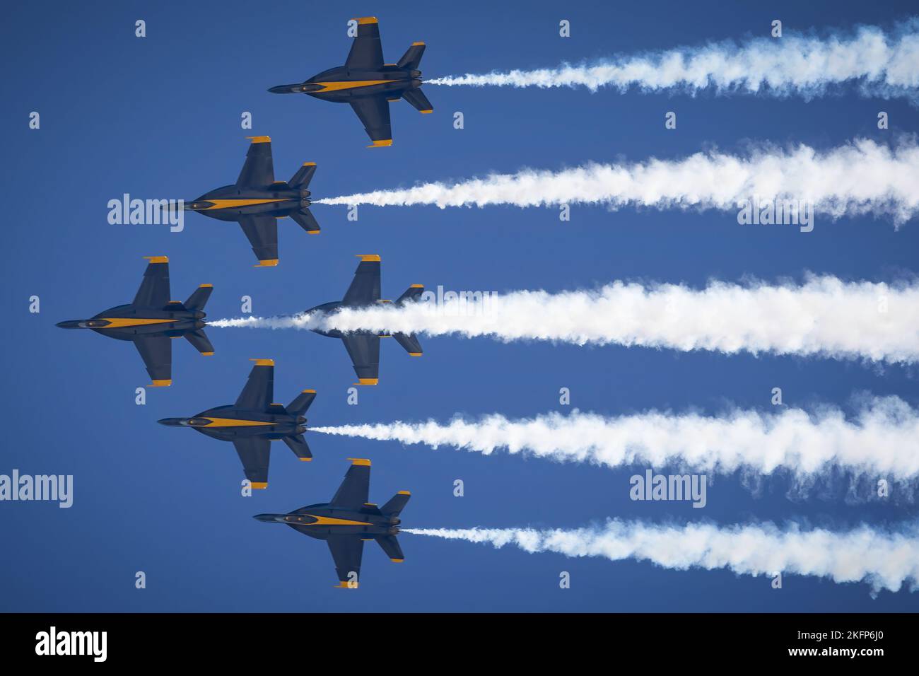 Die US Navy Blue Angels, direkt oben auf einer Schleife, auf der Miramar Airshow 2022 in San Diego, Kalifornien. Stockfoto