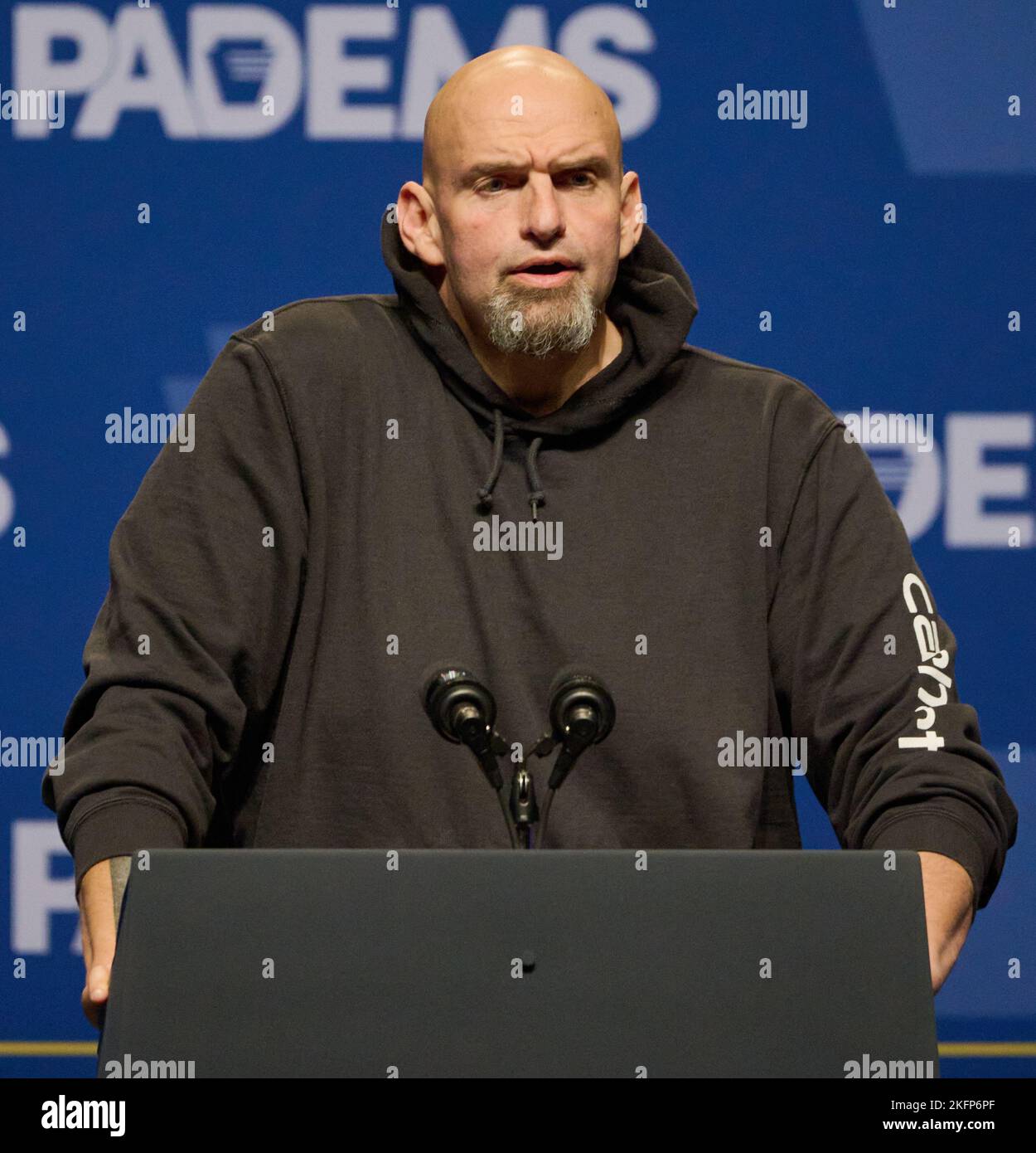 PHILADELPHIA, PA, USA - 28. OKTOBER 2022: Gouverneur John Fetterman spricht beim Unabhängigkeitsessen der Pennsylvania Democratic Party. Stockfoto