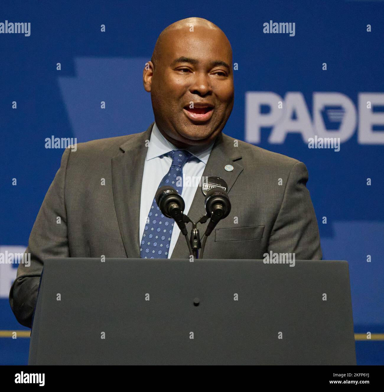 PHILADELPHIA, PA, USA - 28. OKTOBER 2022: Der DNC-Vorsitzende Jaime Harrison spricht beim Unabhängigkeitsessen der Pennsylvania Democratic Party. Stockfoto