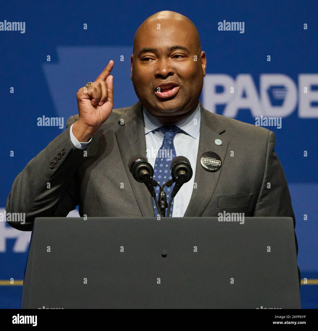 PHILADELPHIA, PA, USA - 28. OKTOBER 2022: Der DNC-Vorsitzende Jaime Harrison spricht beim Unabhängigkeitsessen der Pennsylvania Democratic Party. Stockfoto