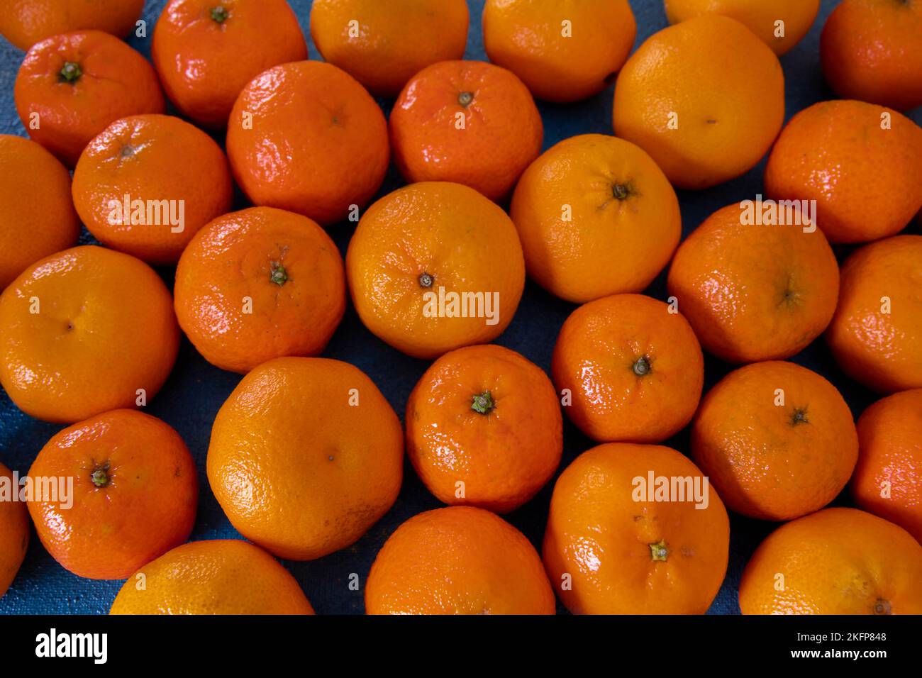 Mandarinen liegen auf blauem Hintergrund Stockfoto