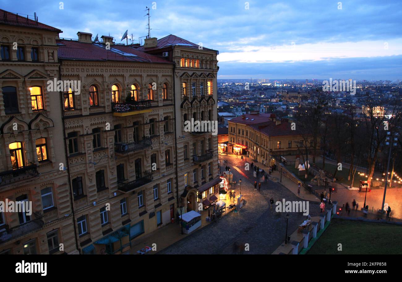 Kiew, Ukraine - 26. Dezember 2020: Altstadtstraßen bei Nacht. Nachtlichter. Autoscheinwerfer auf der Nachtstraße. Autos und Ampeln Stockfoto