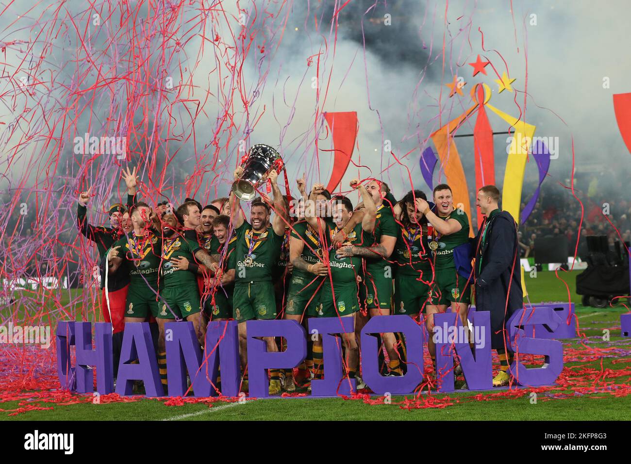 Australien feiert den Gewinn des Rugby-League-Weltcup-Finales zwischen Australien und Samoa im Old Trafford am 19. November 2022 in Manchester, England (Quelle: Mark Fletcher | MI News) Quelle: MI News & Sport /Alamy Live News Stockfoto