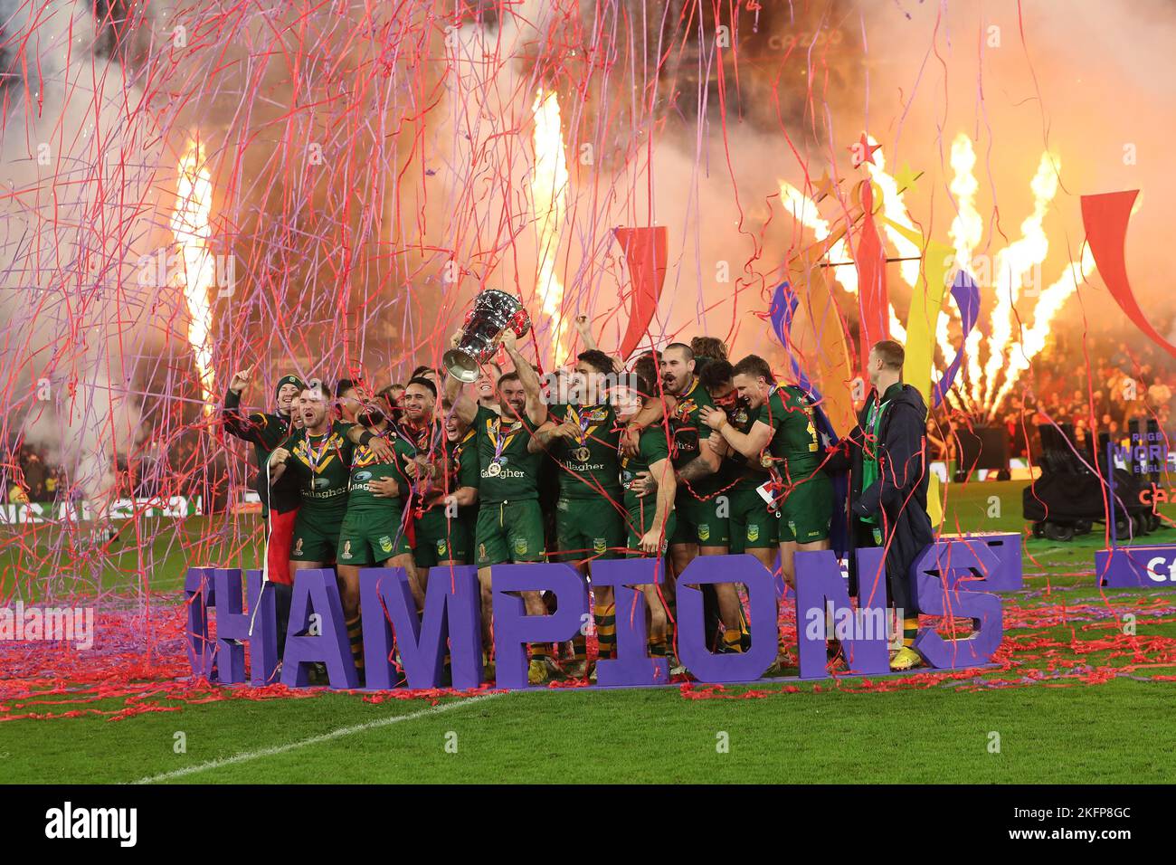 Australien feiert den Gewinn des Rugby-League-Weltcup-Finales zwischen Australien und Samoa im Old Trafford am 19. November 2022 in Manchester, England (Quelle: Mark Fletcher | MI News) Quelle: MI News & Sport /Alamy Live News Stockfoto
