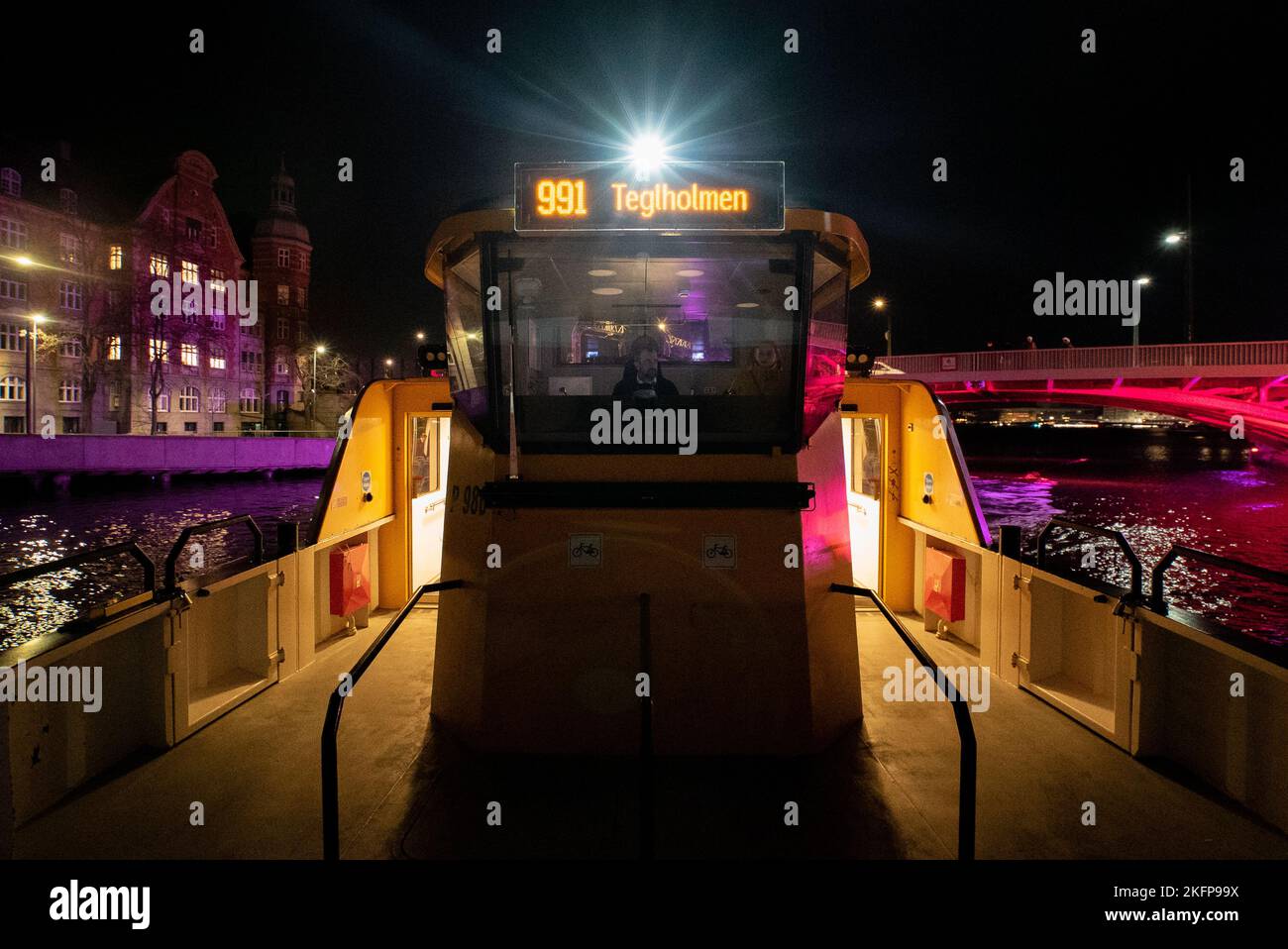 An Bord des Kopenhagener Hafenbusses bei Nacht (Københavns Havnebusser om natten) (Rute 991 Teglholmen) Stockfoto