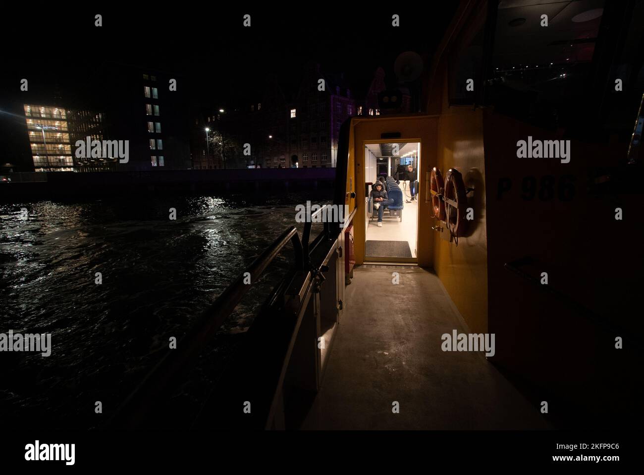 An Bord des Kopenhagener Hafenbusses bei Nacht (Ombord København Havnebusser om natten) Stockfoto