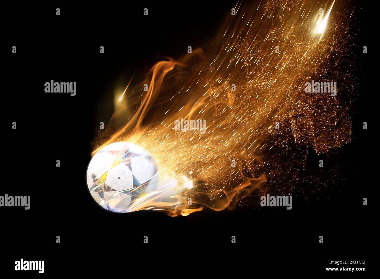 Fußball in Flammen fliegt Stockfoto