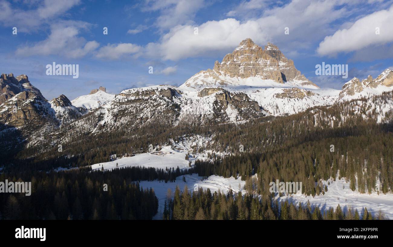Winterlandschaft von oben an sonnigen Tagen im drei Zinnen - Tre cime di Lavaredo auf den Sesto Dolomiten - sonniger Tag mit blauem Himmel Stockfoto