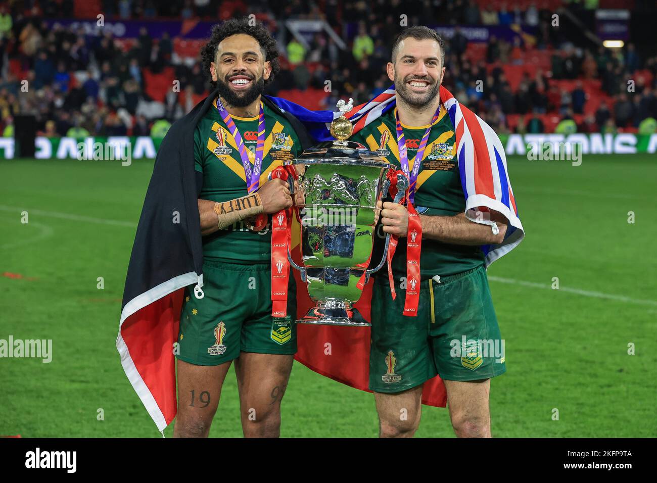 Manchester, Großbritannien. 19.. November 2022. Josh Addo-Carr aus Australien und James Tedesco aus Australien heben die Rugby League World Cup Trophy der Männer an und feiern den Sieg nach dem Rugby League World Cup 2021 Finale Australien gegen Samoa in Old Trafford, Manchester, Vereinigtes Königreich, 19.. November 2022 (Foto von Mark Cosgrove/News Images) Kredit: News Images LTD/Alamy Live News Stockfoto