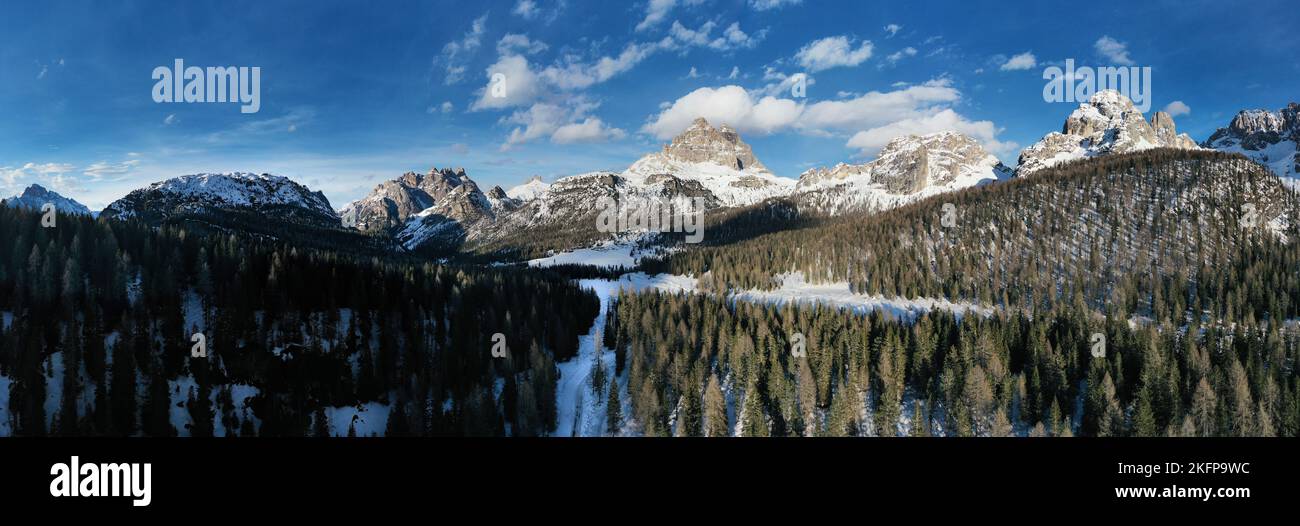 Winterlandschaft von oben an sonnigen Tagen im drei Zinnen - Tre cime di Lavaredo auf den Sesto Dolomiten - sonniger Tag mit blauem Himmel Stockfoto