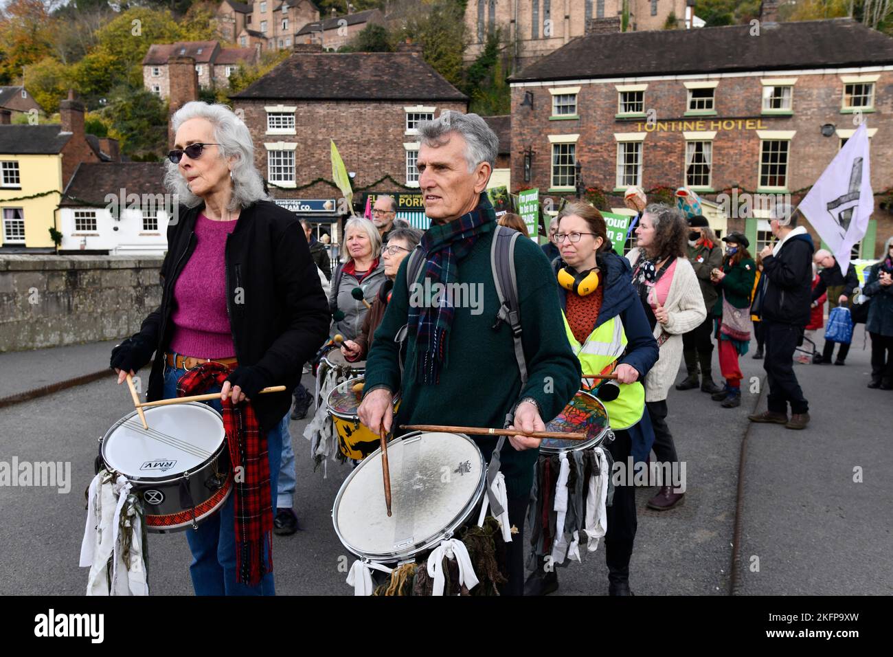 Umweltgruppen aus der Umgebung von Shropshire nahmen am Aktionstag der Global Justice Coalition „Call the Alarm“ in Ironbridge Teil. Coalbrook Stockfoto