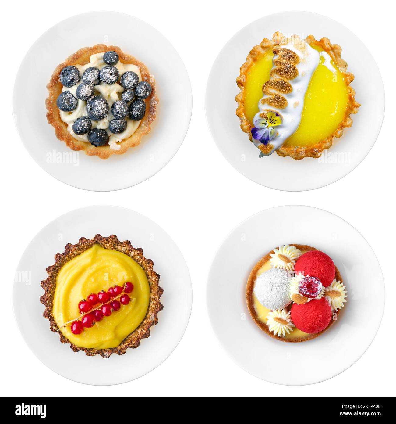 Köstliches Obst und Cupcake Dessert auf Teller isoliert auf weißem Hintergrund. Konditorei Lebensmittel Sammlung flach Lay Draufsicht Stockfoto