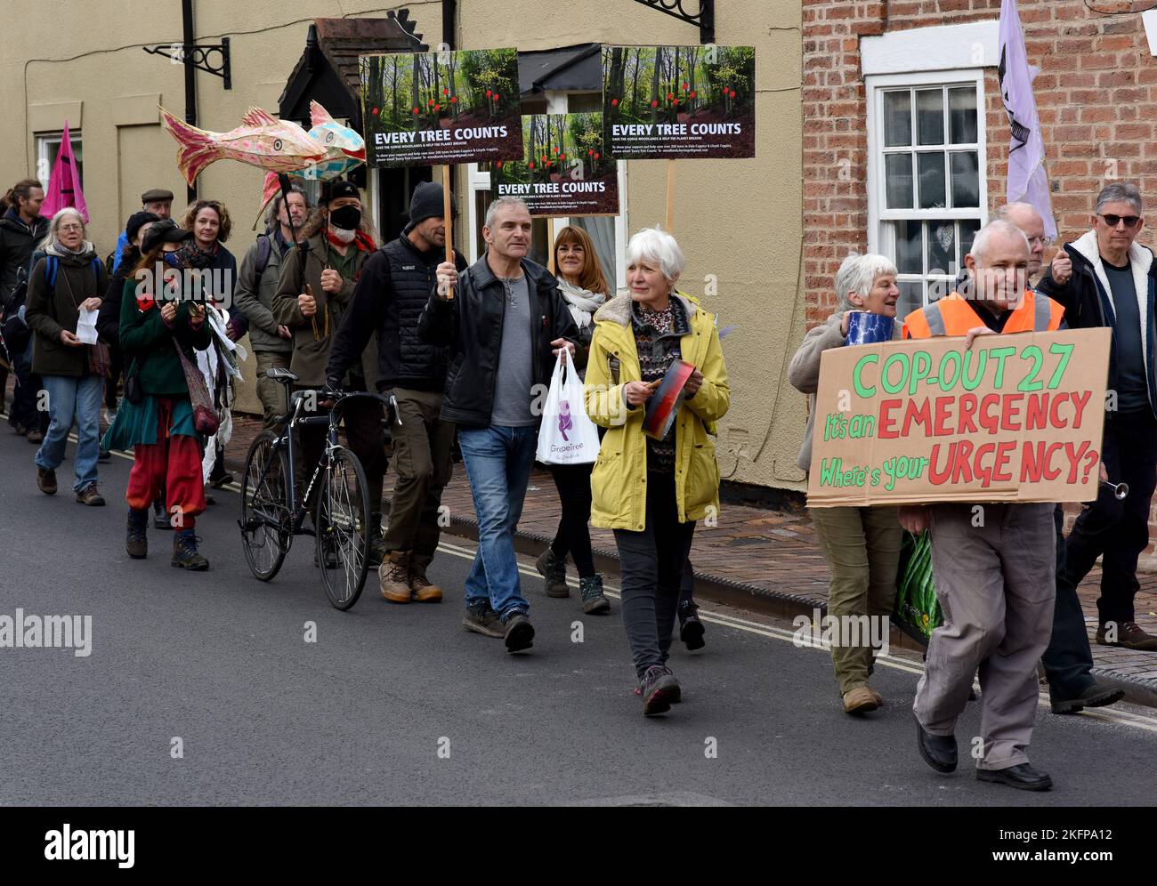 Umweltgruppen aus der Umgebung von Shropshire nahmen am Aktionstag der Global Justice Coalition „Call the Alarm“ in Ironbridge Teil. Stockfoto