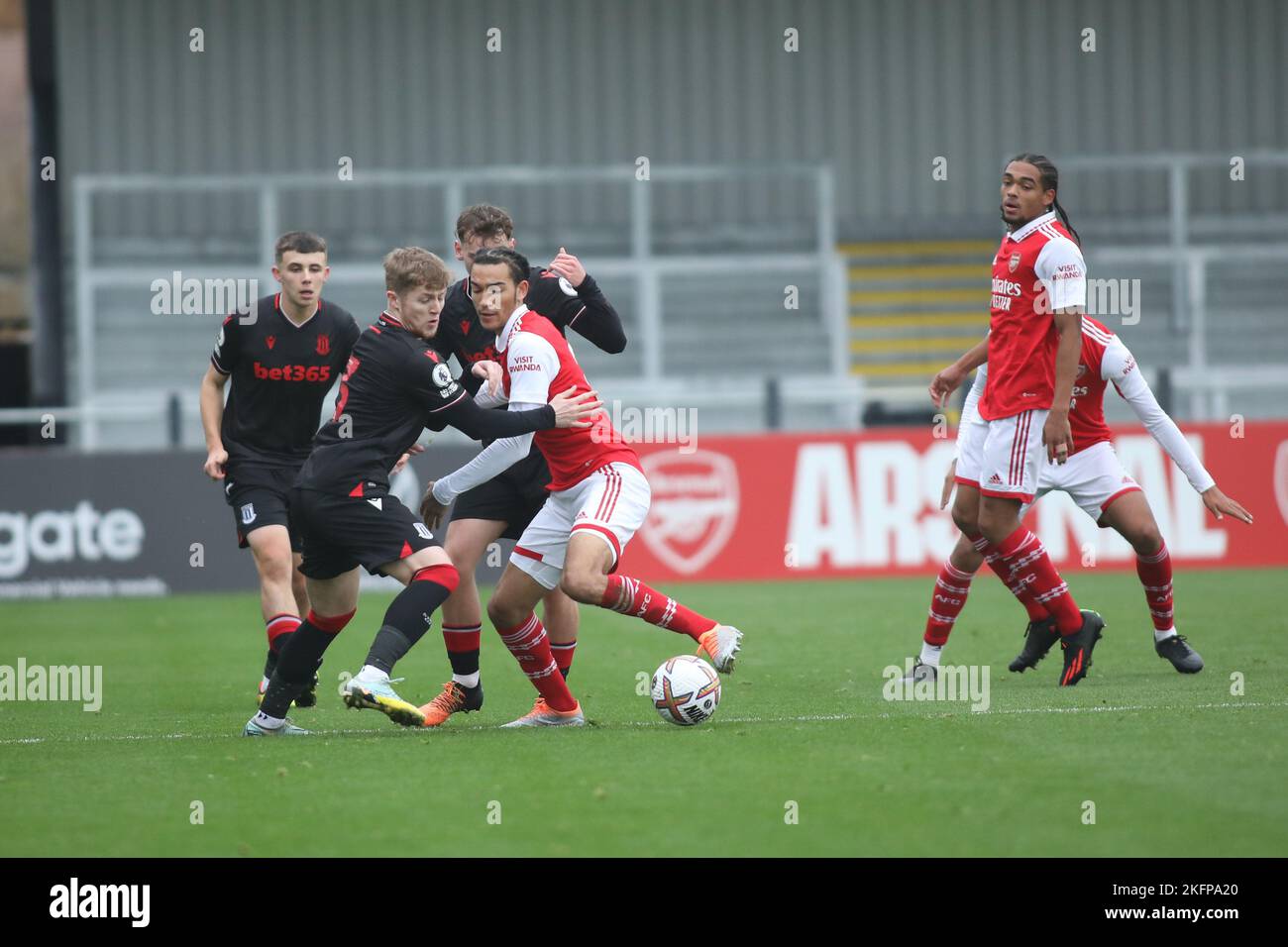 Borehamwood, Großbritannien. 19.. November 2022. Die Kinder Taylor-Hart von Arsenal U23 sind am 19. November 2022 beim Premier League Cup-Spiel zwischen Arsenal U23 und Stoke City U23 im Meadow Park, Borehamwood, England, am Ball. Foto von Joshua Smith. Nur zur redaktionellen Verwendung, Lizenz für kommerzielle Nutzung erforderlich. Keine Verwendung bei Wetten, Spielen oder Veröffentlichungen einzelner Clubs/Vereine/Spieler. Kredit: UK Sports Pics Ltd/Alamy Live Nachrichten Stockfoto