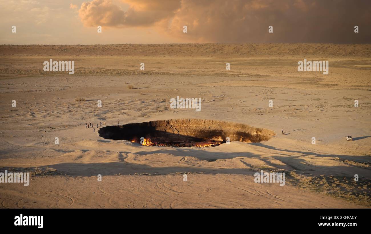 Darvaza-Gaskrater, auch bekannt als Tor der Hölle. Panoramablick auf den berühmten Erdgaskrater in Turkmenistan, der über Jahrzehnte brannte. Stockfoto