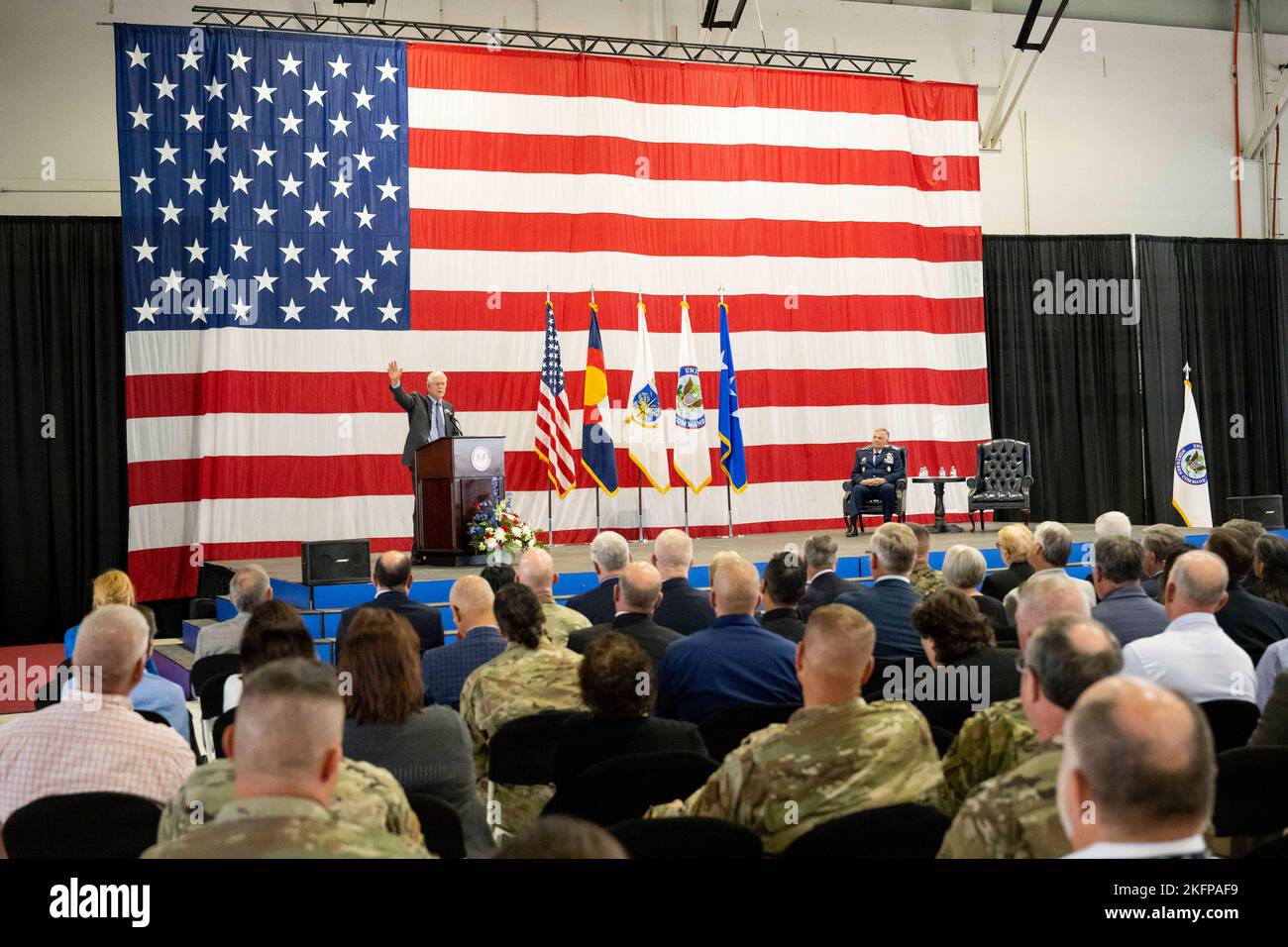Der General der Luftstreitkräfte im Ruhestand Richard Myers, Vorsitzender des Joint Chiefs of Staff aus dem Jahr 15., gibt während der USNORTHCOM 20.-Jubiläumszeremonie am 30. September 2022 auf der Peterson Space Force Base, Colorado, Eröffnungsanmerkungen ab. USNORTHCOM wurde am 1. Oktober 2002 gegründet, um das Kommando und die Kontrolle über die Heimatverteidigungsbemühungen des Verteidigungsministeriums zu übernehmen und die Unterstützung der Zivilbehörden in der Verteidigung zu koordinieren. (Foto des Verteidigungsministeriums von Joshua Armstrong) Stockfoto