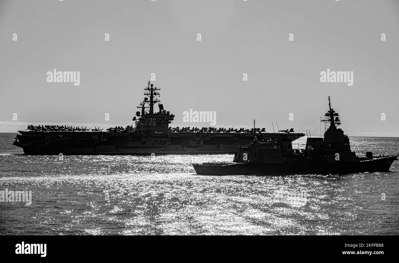 GEWÄSSER ÖSTLICH DER KOREANISCHEN HALBINSEL (SEPT 30, 2022) USS Ronald Reagan (CVN 76), USS Chancellorsville (CG 62), USS Benfold (DDG 65), Republic of Korea (ROK) ROKS Munmu the Great (DDH 976), Und die japanische maritime Selbstverteidigungskraft JS Asahi (DD-119), die in Gewässern östlich der koreanischen Halbinsel Dampf in Formation aufnahm, Sept. 30. Chancellorsville, das als Teil der Carrier Strike Group (CSG) 5 tätig ist, führt eine dreilaterale Anti-U-Boot-Kriegsübung mit der japanischen Maritime Self-Defense Force und der ROK Navy durch. Die Operationen zwischen dem Reaganstreik Stockfoto