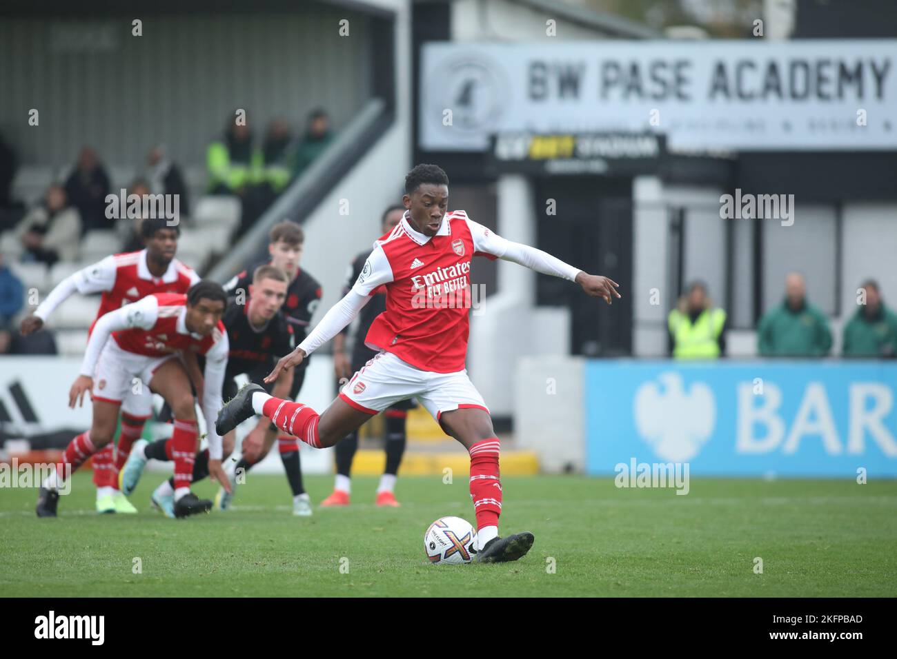 Borehamwood, Großbritannien. 19.. November 2022. Khayon Edwards von Arsenal U23 erzielt am 19. November 2022 im Meadow Park, Borehamwood, England, eine Strafe während des Premier League Cup-Spiels zwischen Arsenal U23 und Stoke City U23. Foto von Joshua Smith. Nur zur redaktionellen Verwendung, Lizenz für kommerzielle Nutzung erforderlich. Keine Verwendung bei Wetten, Spielen oder Veröffentlichungen einzelner Clubs/Vereine/Spieler. Kredit: UK Sports Pics Ltd/Alamy Live Nachrichten Stockfoto