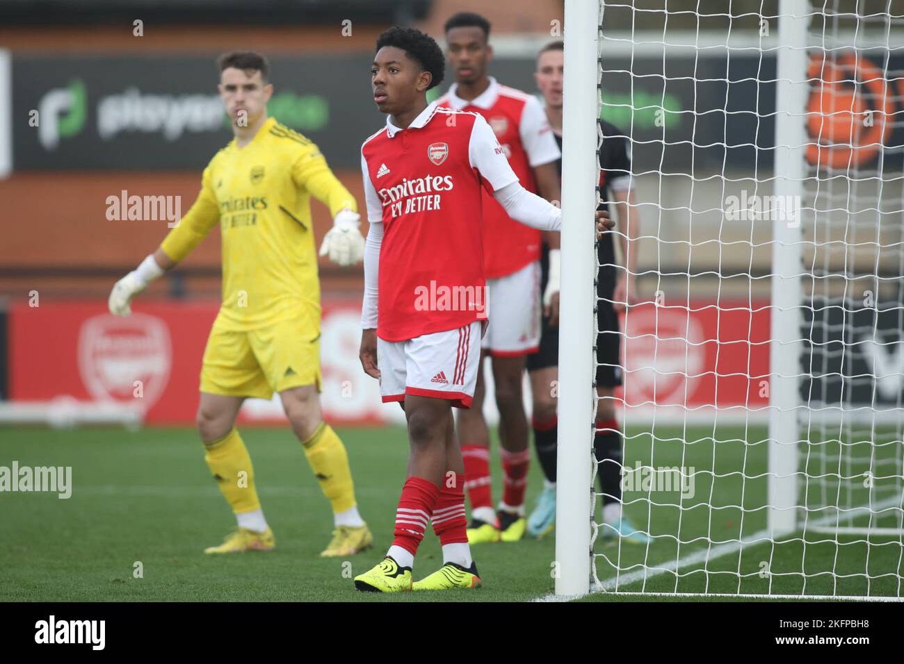 Borehamwood, Großbritannien. 19.. November 2022. Myles Lewis-Skelly von Arsenal U23 während des Premier League Cup-Spiels zwischen Arsenal U23 und Stoke City U23 im Meadow Park, Borehamwood, England, am 19. November 2022. Foto von Joshua Smith. Nur zur redaktionellen Verwendung, Lizenz für kommerzielle Nutzung erforderlich. Keine Verwendung bei Wetten, Spielen oder Veröffentlichungen einzelner Clubs/Vereine/Spieler. Kredit: UK Sports Pics Ltd/Alamy Live Nachrichten Stockfoto