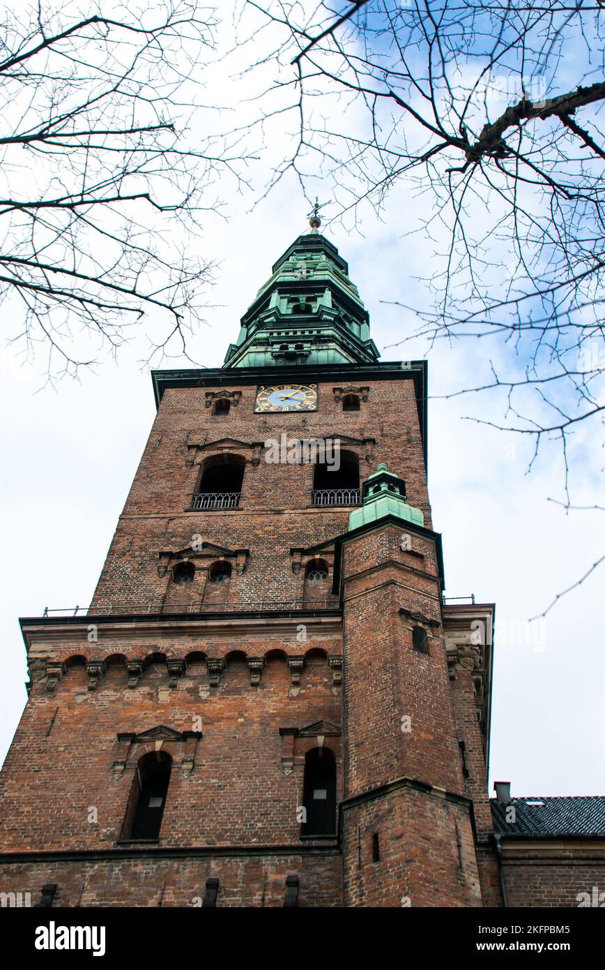 Niedriger Winkel, Blick nach St. Peter's Church, Kopenhagen, Dänemark. Eine gotische Kirche in Skandinavien. Stockfoto