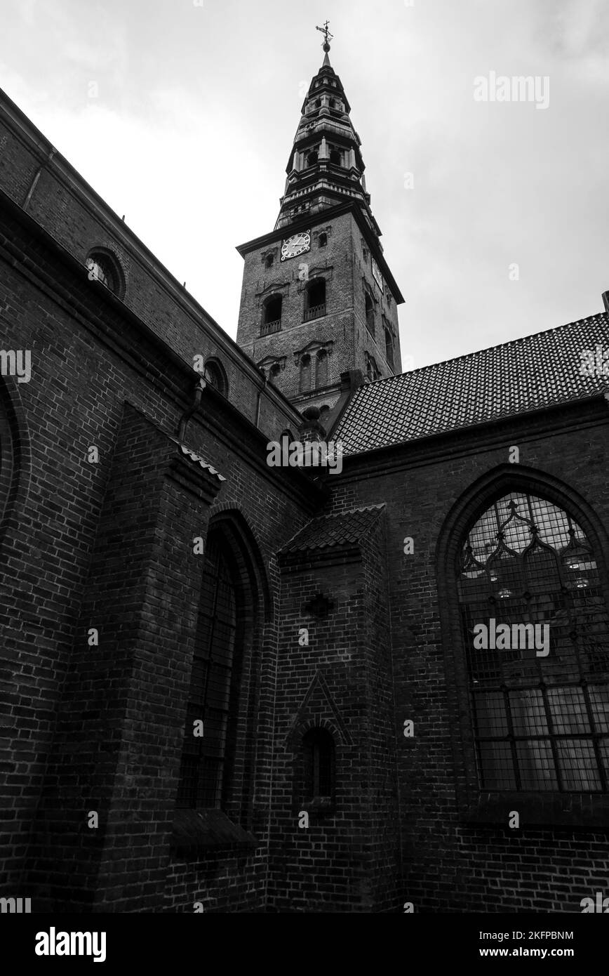 St. Peter's Church, Kopenhagen, Dänemark. (St. Petri Kirke) Eine gotische skandinavische Kirche in der dänischen Hauptstadt. Sankt Petri. Gotisches Schwarz und Weiß. Stockfoto