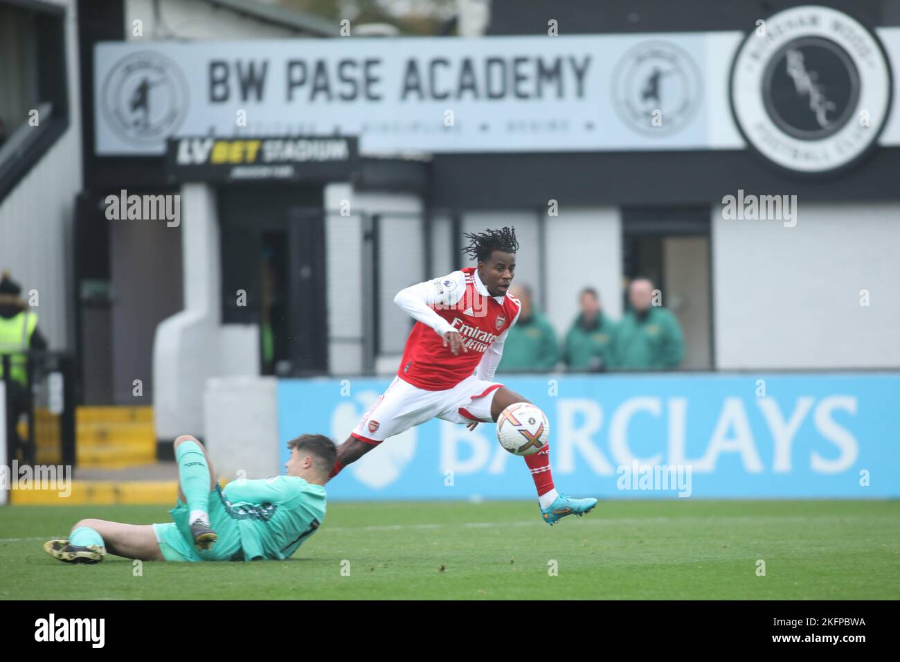 Borehamwood, Großbritannien. 19.. November 2022. George Lewis von Arsenal U23 schießt am 19. November 2022 beim Premier League Cup-Spiel zwischen Arsenal U23 und Stoke City U23 im Meadow Park, Borehamwood, England, ins Tor. Foto von Joshua Smith. Nur zur redaktionellen Verwendung, Lizenz für kommerzielle Nutzung erforderlich. Keine Verwendung bei Wetten, Spielen oder Veröffentlichungen einzelner Clubs/Vereine/Spieler. Kredit: UK Sports Pics Ltd/Alamy Live Nachrichten Stockfoto