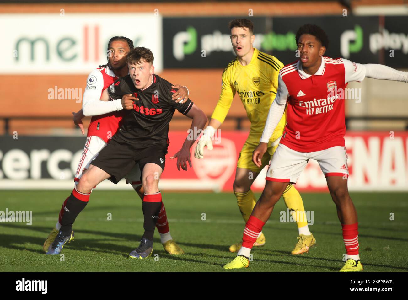 Borehamwood, Großbritannien. 19.. November 2022. Arsenal U23 verteidigt am 19. November 2022 im Meadow Park, Borehamwood, England, eine Ecke beim Premier League Cup-Spiel zwischen Arsenal U23 und Stoke City U23. Foto von Joshua Smith. Nur zur redaktionellen Verwendung, Lizenz für kommerzielle Nutzung erforderlich. Keine Verwendung bei Wetten, Spielen oder Veröffentlichungen einzelner Clubs/Vereine/Spieler. Kredit: UK Sports Pics Ltd/Alamy Live Nachrichten Stockfoto