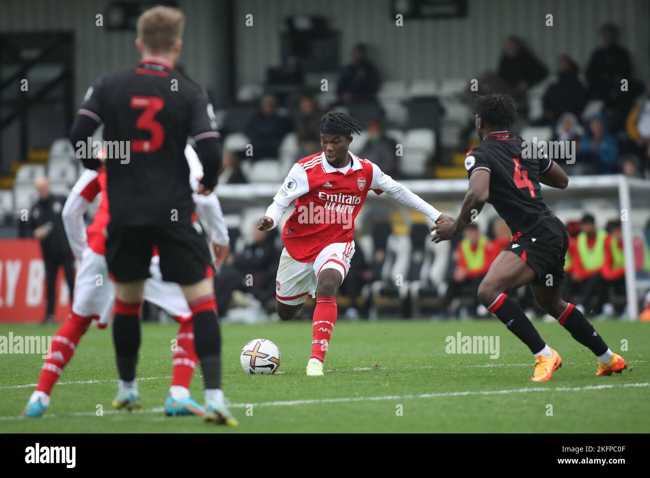 Borehamwood, Großbritannien. 19.. November 2022. Joel Ideho von Arsenal U23 schießt am 19. November 2022 beim Premier League Cup-Spiel zwischen Arsenal U23 und Stoke City U23 im Meadow Park, Borehamwood, England, auf das Tor. Foto von Joshua Smith. Nur zur redaktionellen Verwendung, Lizenz für kommerzielle Nutzung erforderlich. Keine Verwendung bei Wetten, Spielen oder Veröffentlichungen einzelner Clubs/Vereine/Spieler. Kredit: UK Sports Pics Ltd/Alamy Live Nachrichten Stockfoto