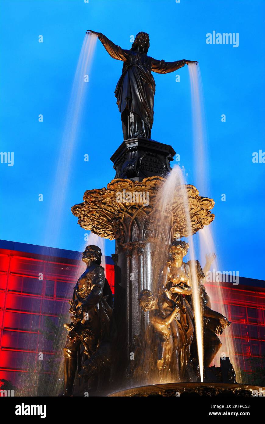 Der historische Tyler-Davidson-Brunnen in Cincinnati ist eine kunstvoll verzierte Wasserskulptur, in der einem Engel Wasser aus den Händen zu fallen scheint Stockfoto