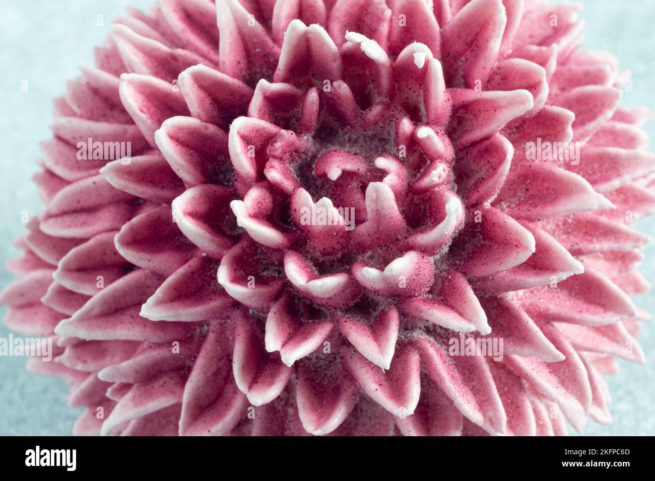 Blumen und hausgemachtes Zephyr auf hellem Hintergrund aus der Nähe, das Konzept eines Urlaubs und ungewöhnliche schöne handgemachte Geschenke Stockfoto