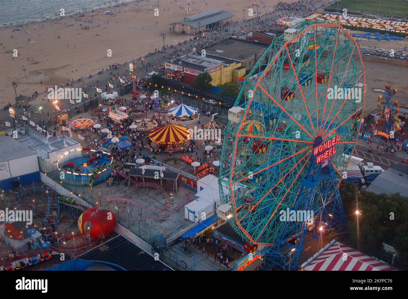 Eine Luftaufnahme von Coney Island in New York City bietet einen blick auf das Wonder Wheel Ferris Wheel, die Fahrgeschäfte des Vergnügungsparks, die Promenade und den Strand Stockfoto
