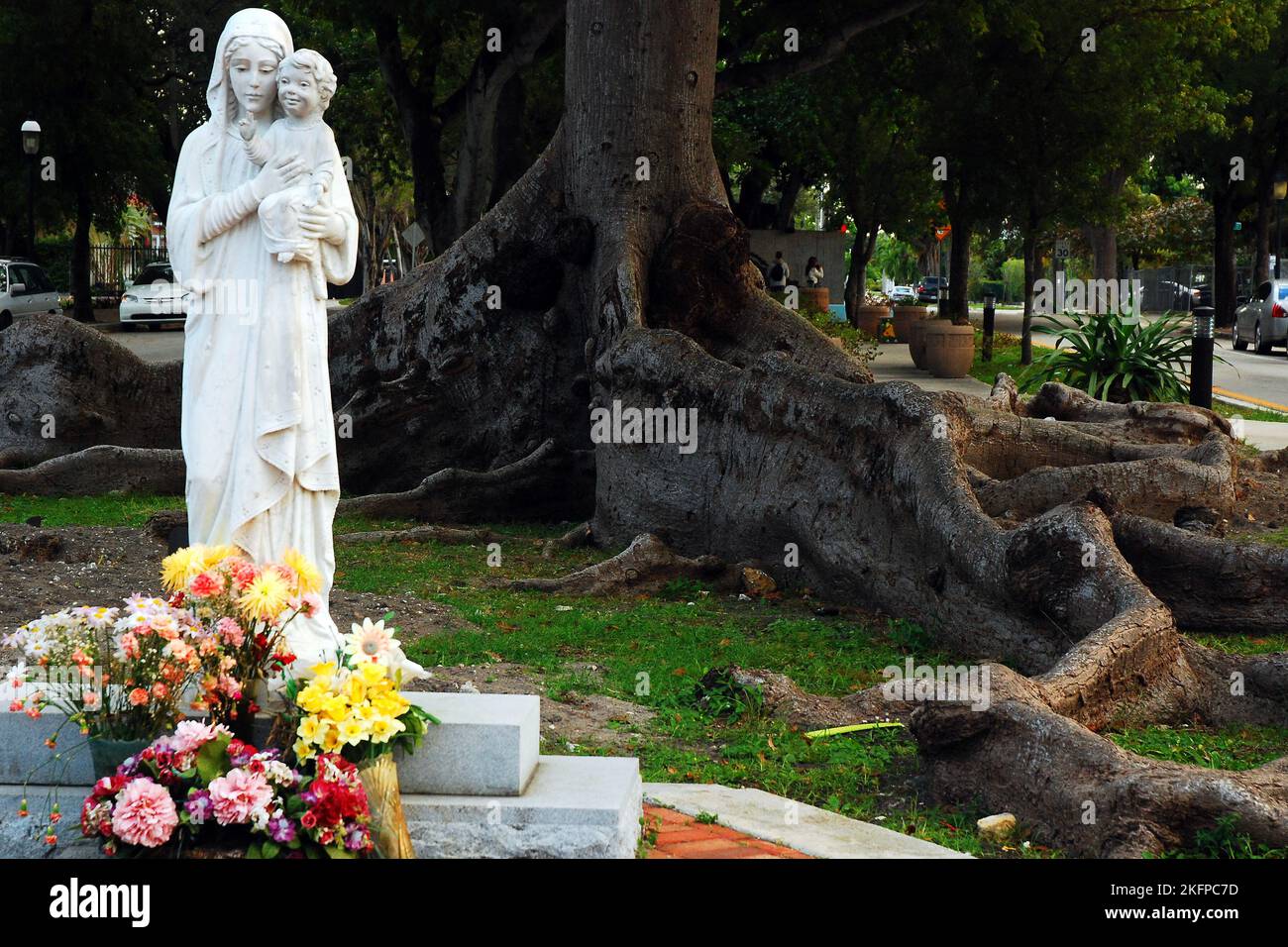 Eine Skulptur der Jungfrau Mutter mit Blumen zu ihren Füßen steht am Cuban Memorial in Miami Stockfoto