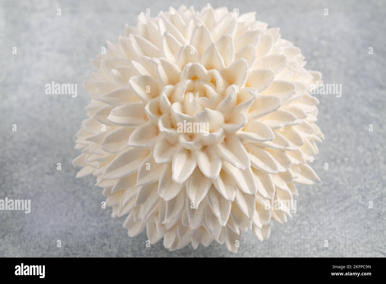 Blumen und hausgemachtes Zephyr auf hellem Hintergrund aus der Nähe, das Konzept eines Urlaubs und ungewöhnliche schöne handgemachte Geschenke Stockfoto