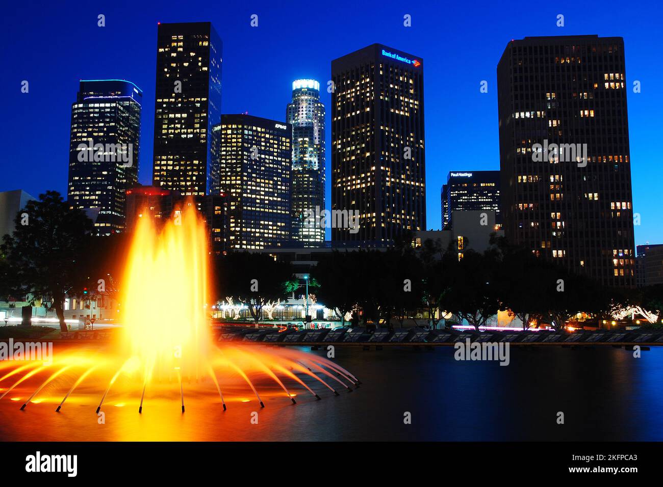 Die Skyline von Los Angeles bei Nacht spiegelt sich in den Brunnen des Wasserwerks und des Stromgebäudes der Stadt wider Stockfoto