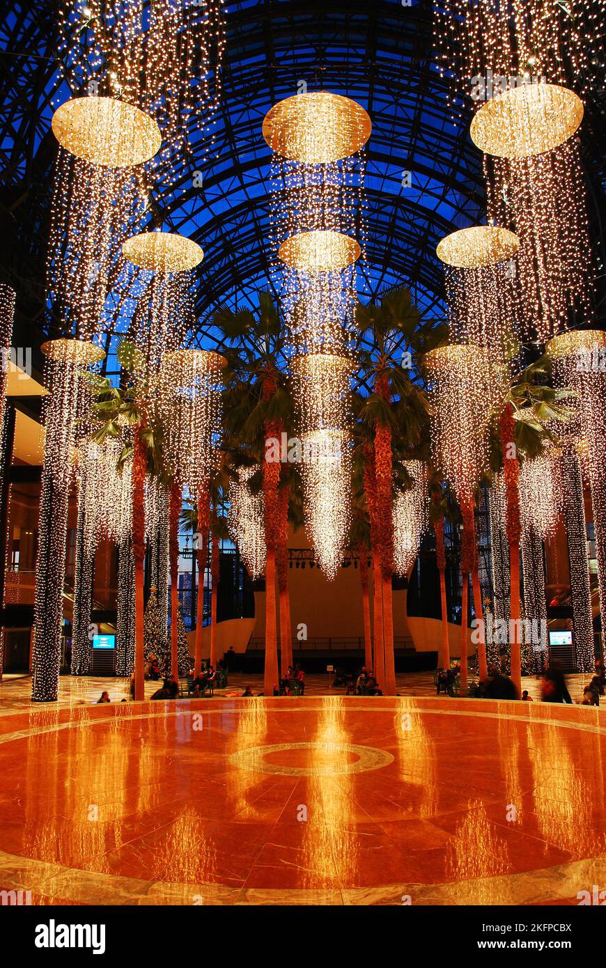 Weihnachtsbeleuchtung und Weihnachtsdekorationen erhellen den Wintergarten und das Atrium des World Financial Center in New York City Stockfoto