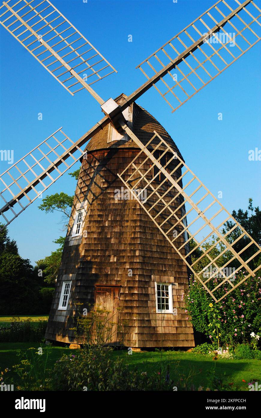Eine historische Windmühle befindet sich in einem Bauernmuseum, das den Lebensstil der Hamptons auf dem Land bewahrt Stockfoto
