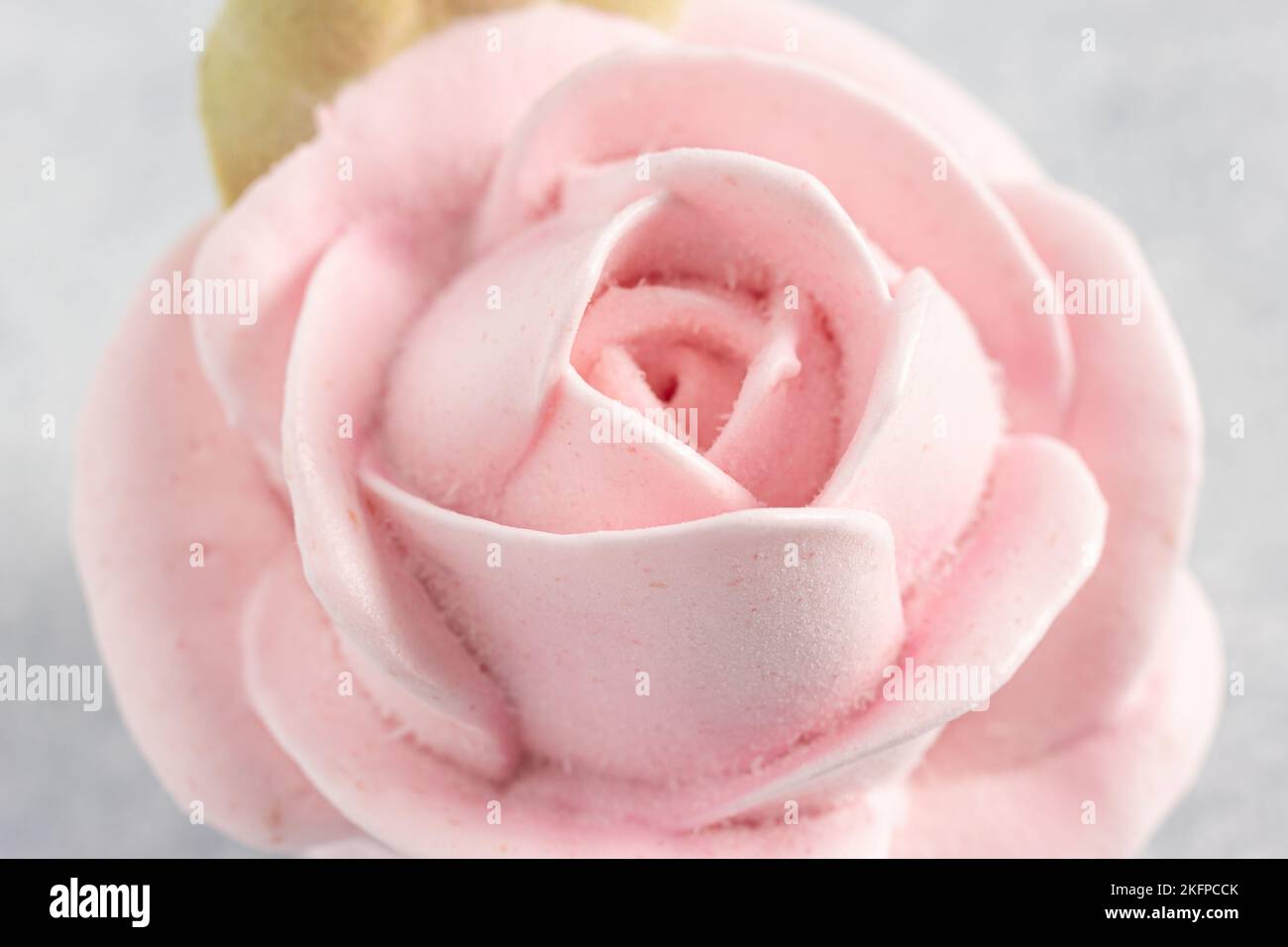 Blumen und hausgemachtes Zephyr auf hellem Hintergrund aus der Nähe, das Konzept eines Urlaubs und ungewöhnliche schöne handgemachte Geschenke Stockfoto