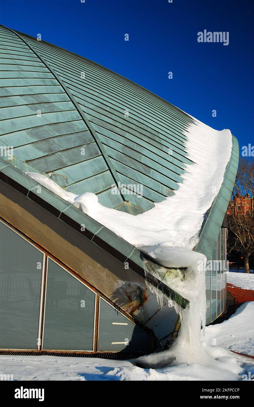 Das elliptische Dach des Kresge Auditorium auf dem Campus des Massachusetts Institute of Technology (mit) ist an einem Wintertag mit Schnee bedeckt Stockfoto